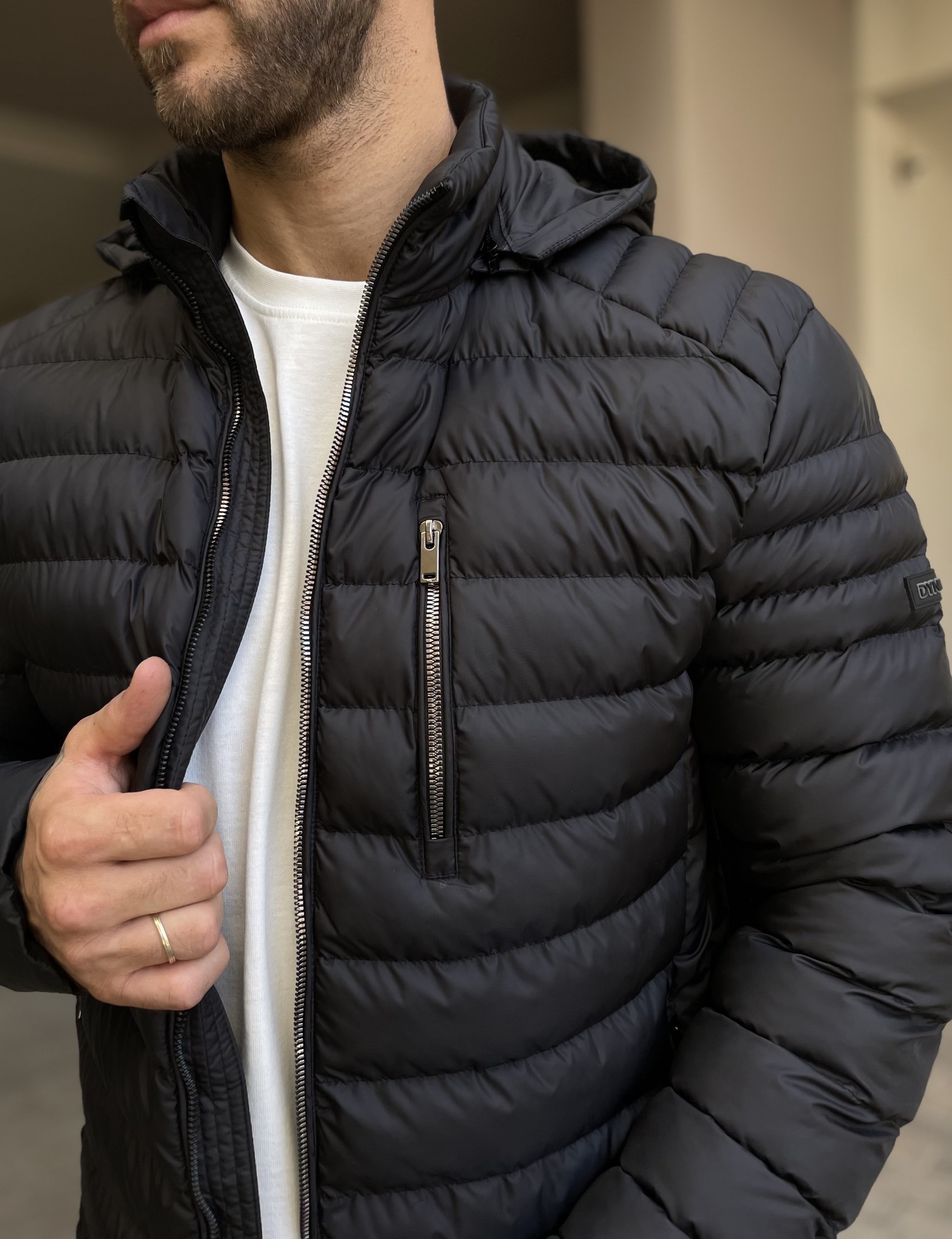 Ανδρικό μαύρο καπιτονέ μπουφάν με αποσπώμενη κουκούλα D3079 φωτογραφία